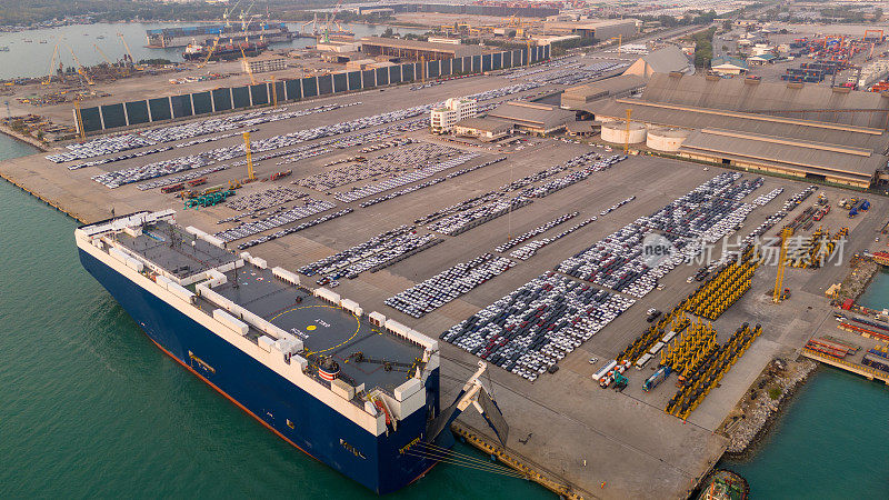 许多新开的汽车货运船，滚装船为进出口运输汽车的船舶，货运代理服务船舶，物流运输经销商运输汽车的汽车出口码头
