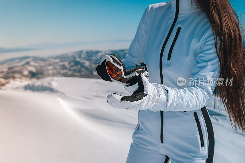 美丽的女人滑雪和滑雪服在山上，近距离。库存图片