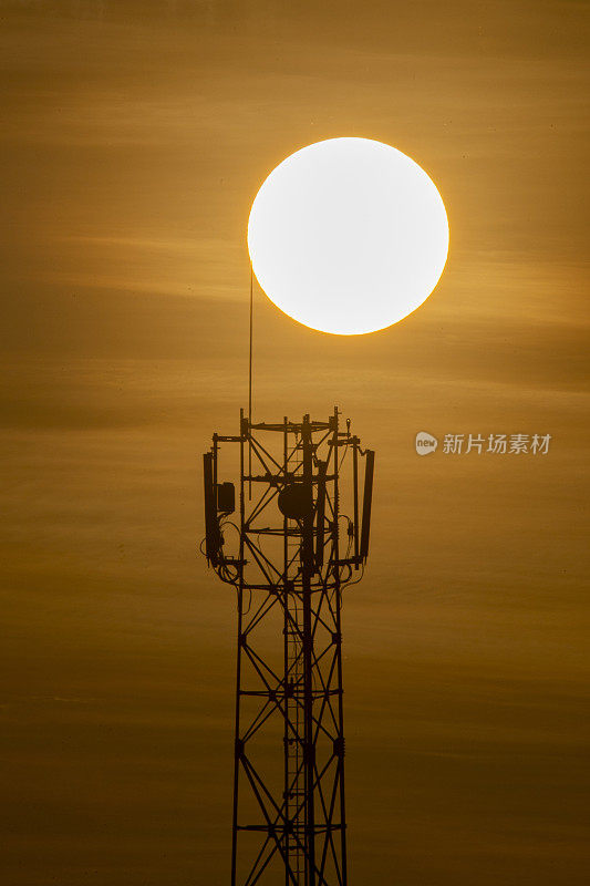 全画幅的太阳背后的塔-股票照片