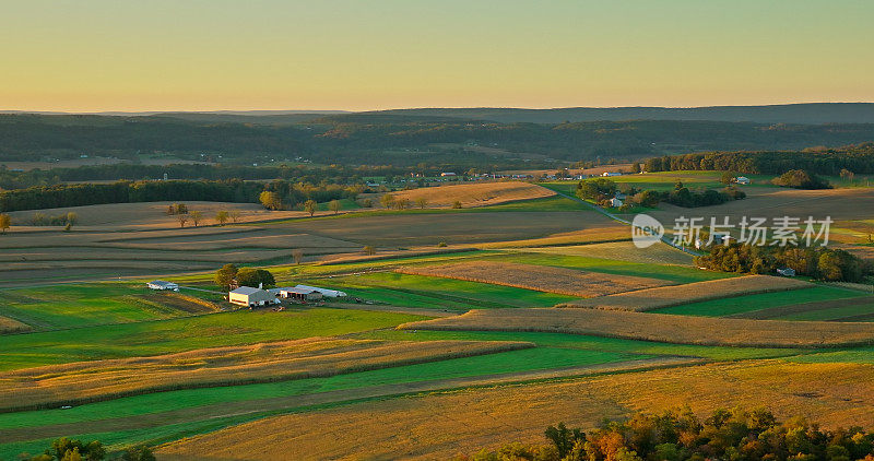 一个孤独的农舍在蒙图尔县，宾夕法尼亚州-空中
