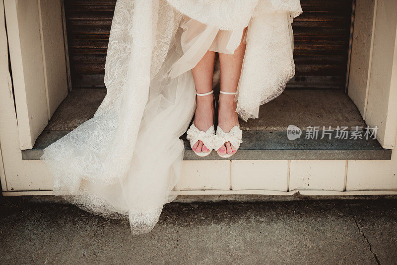 新娘穿着婚纱和高跟鞋