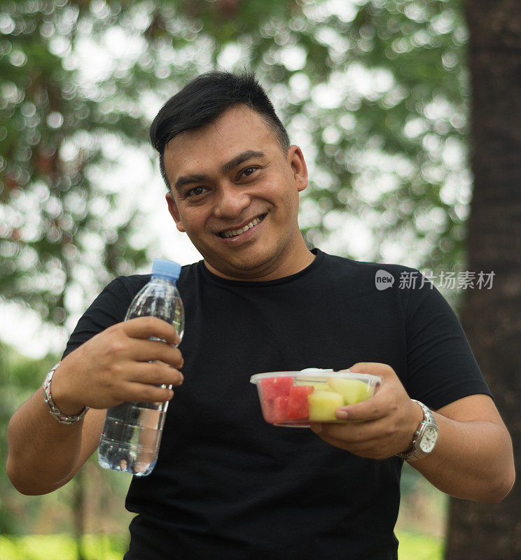 一个拿着食物和饮料的男人的画像