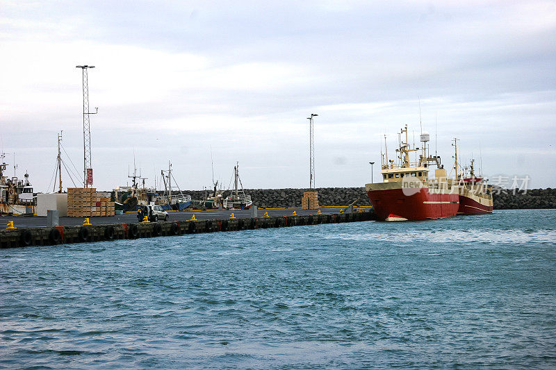 一艘船独自停在冰岛韦斯特曼岛港口的码头上