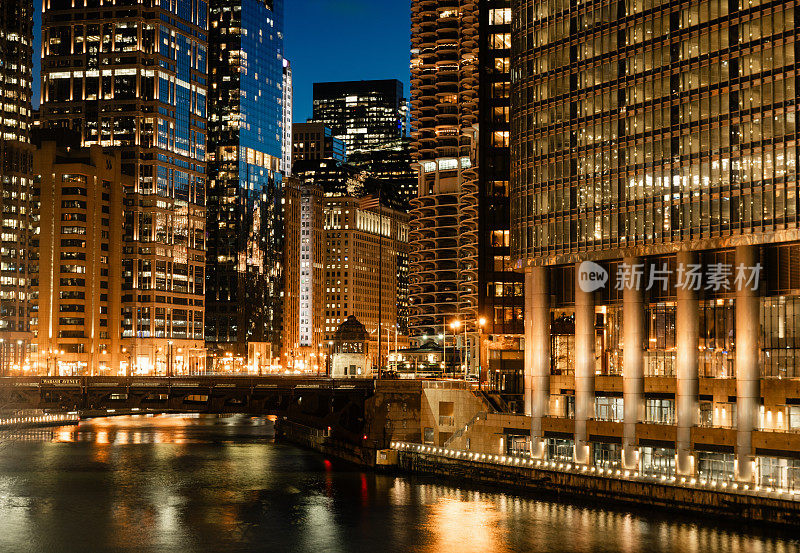 芝加哥市中心的黄昏河滨步道景观