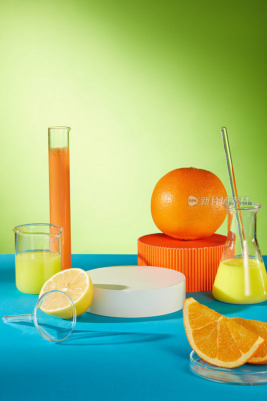 在烧杯和烧瓶中填充天然黄色柠檬提取物，圆形白色空白平台用于展示产品，用一些橙色装饰，化妆品，饮料产品的广告照片