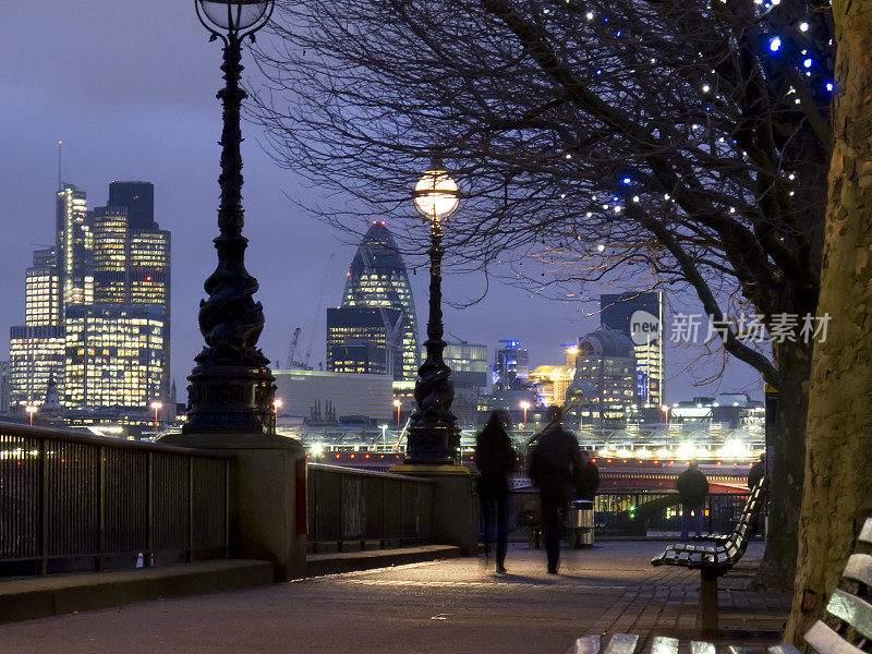 夜幕中的城市景色