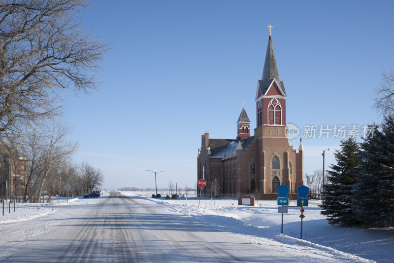 高速公路穿过偏远的乡村小镇和大教堂