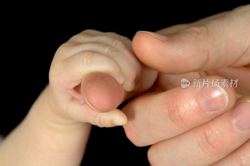 宝宝牵着爸爸的手指
