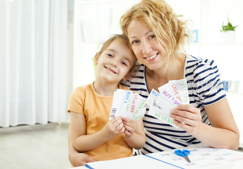 家庭制作购物清单和优惠券。