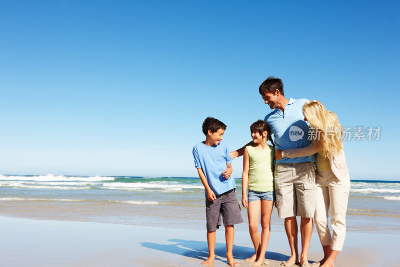 一家人享受他们的海滩度假