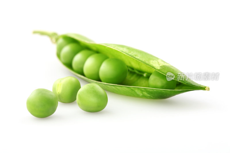 白色背景上的新鲜绿色豌豆荚