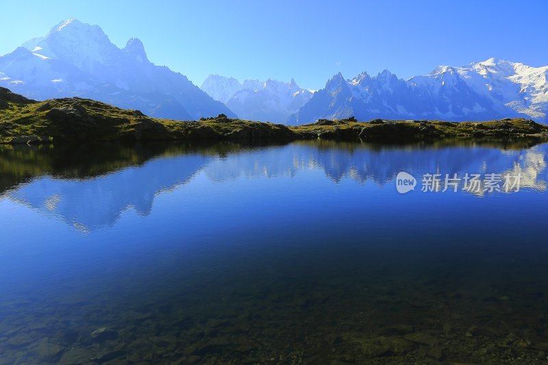 法国阿尔卑斯山夏蒙尼的勃朗峰，田园诗般的切舍里湖倒影