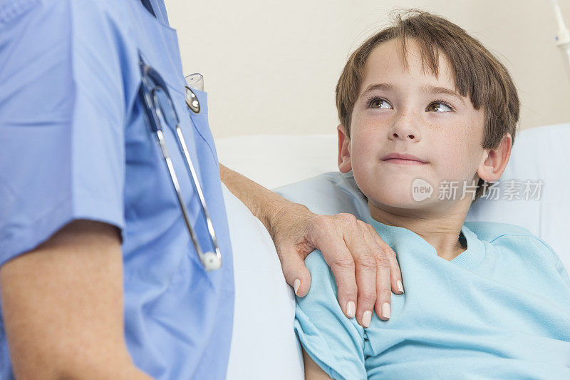 医生或护士安慰小男孩儿童病人