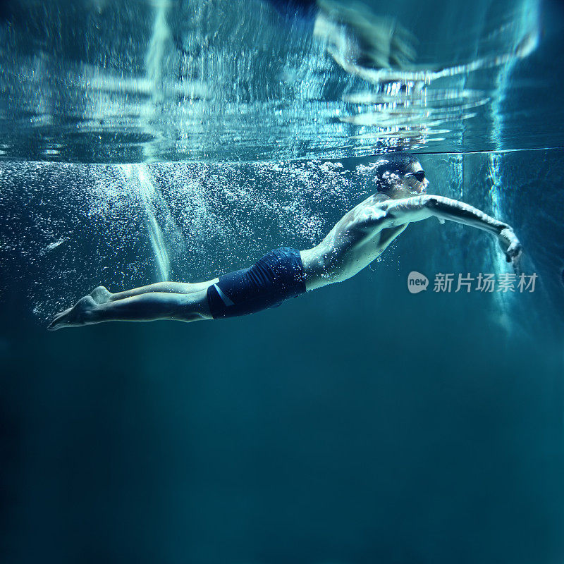 专业游泳运动员水下游泳蝶泳