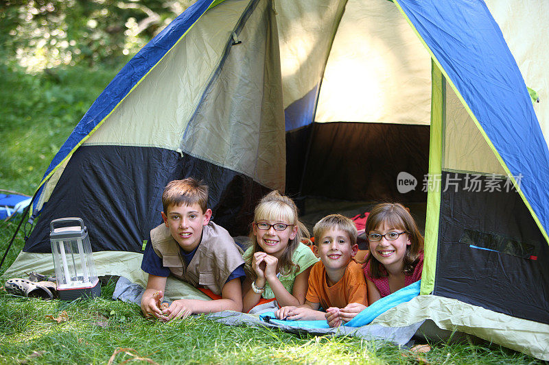 孩子们在露营帐篷里放松