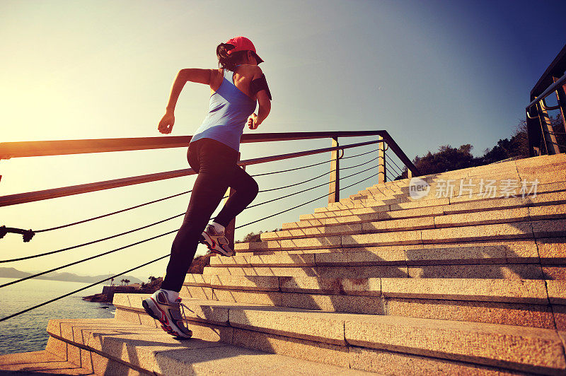 女运动员跑上石头楼梯