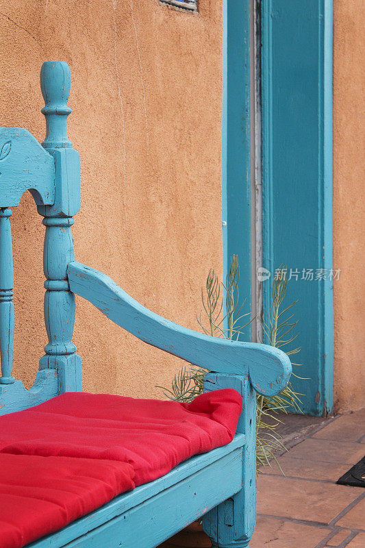 绿松石长凳和灰泥Adobe，圣达菲，新墨西哥风格