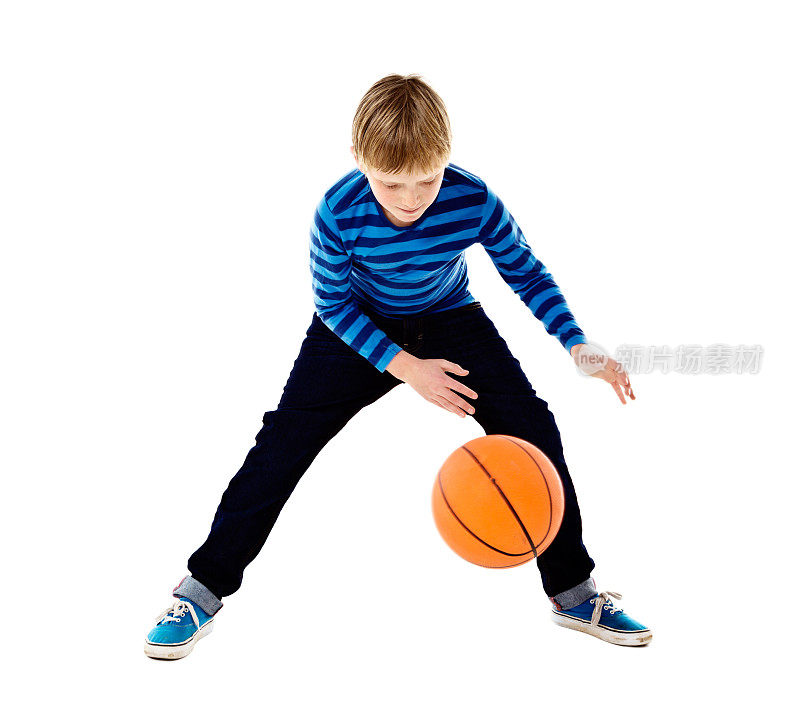 金发男生打篮球。孤立在白色的。