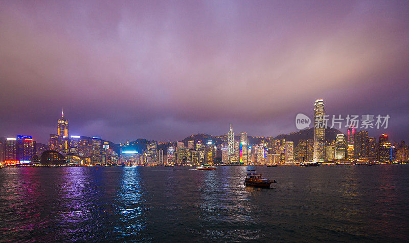 透过维多利亚港的香港夜景