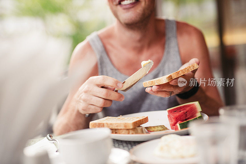 快乐的人在户外吃健康早餐