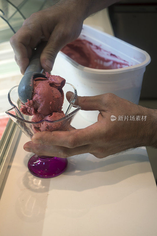 一杯草莓冰淇淋