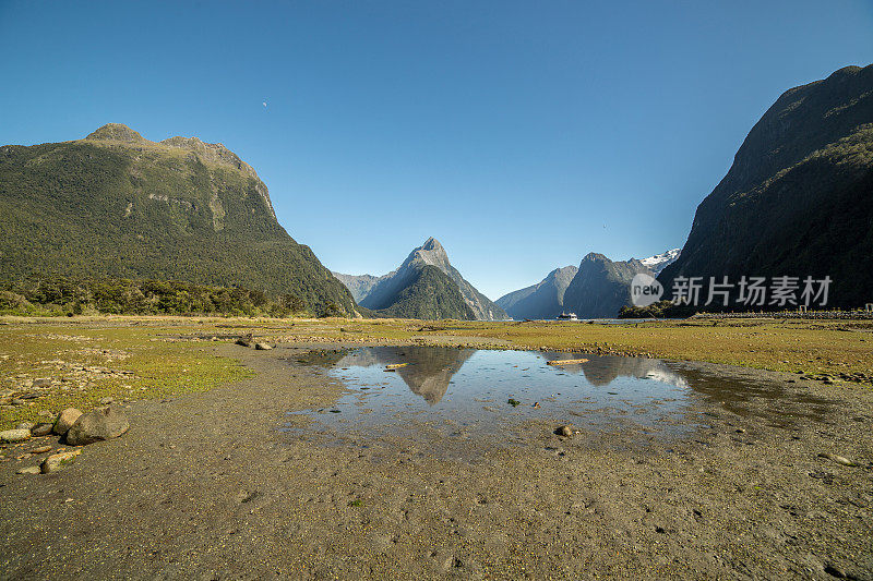 米尔福德湾的日出景观，与尖顶的倒影