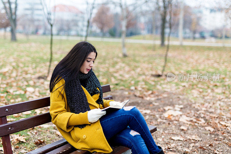 年轻女子在当地公园里玩得很开心