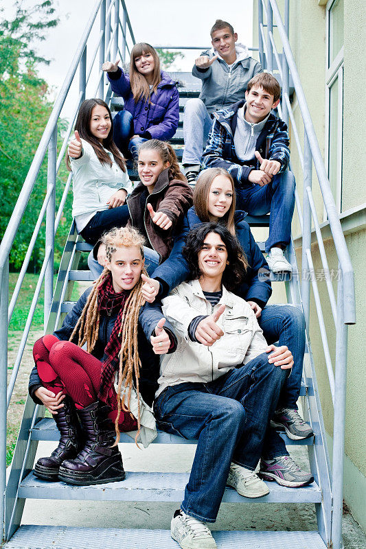 一群青少年坐在楼梯上。