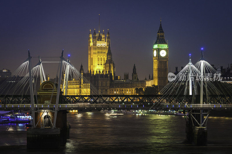伦敦大本钟国会大厦照亮泰晤士河禧桥