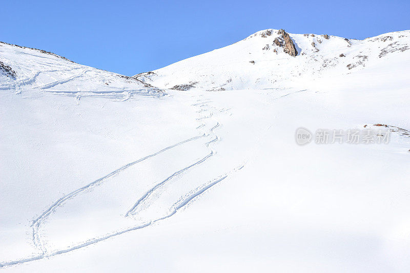 senales冰川上的雪山山峰