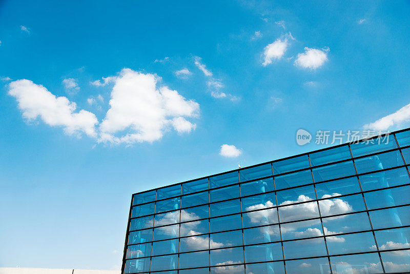 云朵映在玻璃办公大楼上