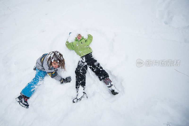 孩子们在雪中玩耍