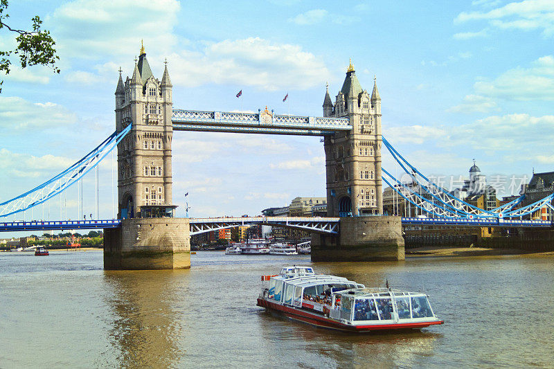泰晤士河上的伦敦塔桥