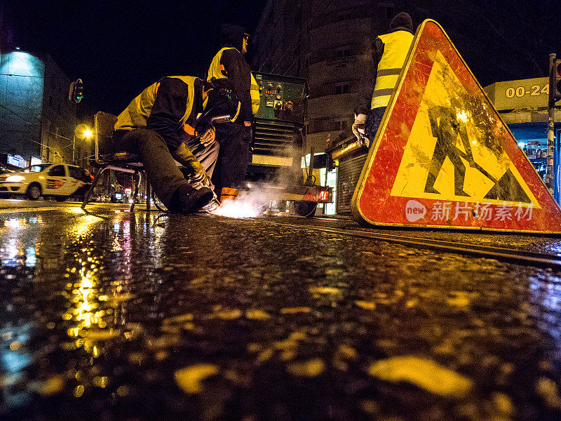 街头工人焊接轨道