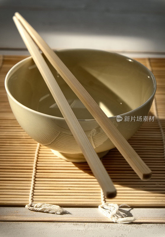 亚洲菜碗和筷子