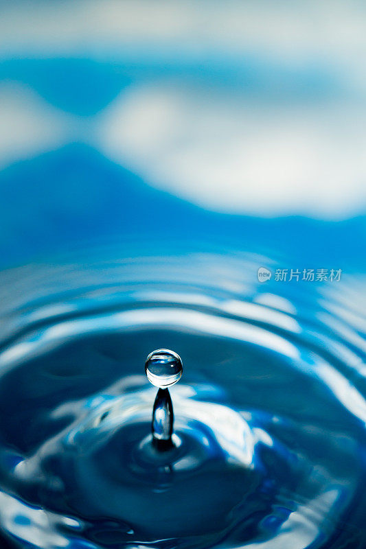 蔚蓝多云的天空倒映在水面上