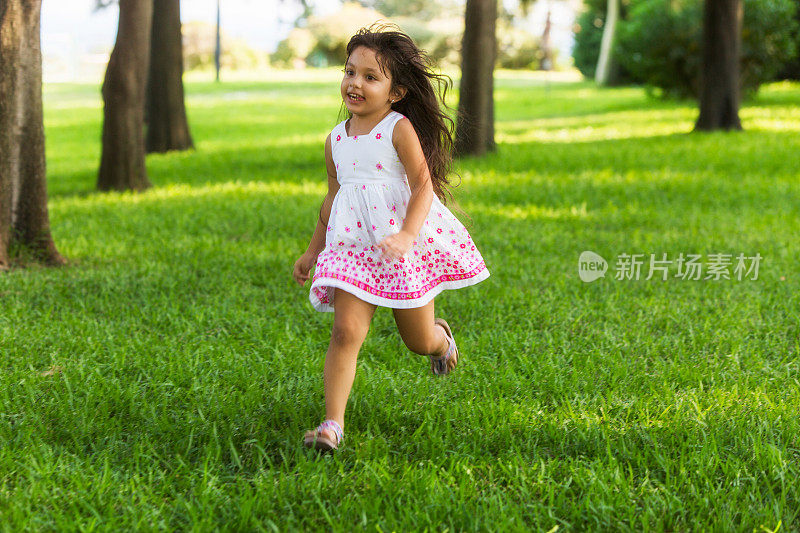 在阳光明媚的夏日，女孩们在公园里跑步