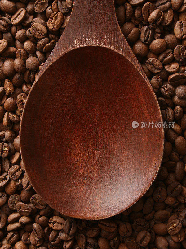 用空木勺舀咖啡豆