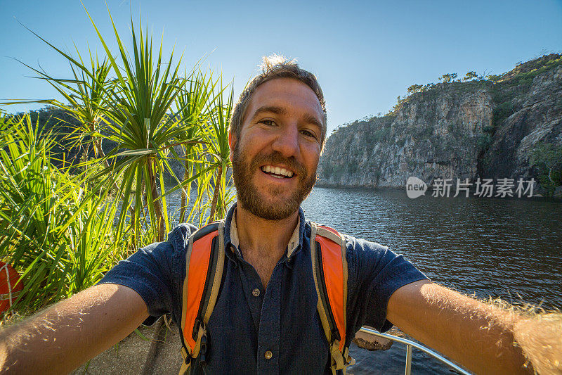 年轻的旅行者在壮观的风景中自拍