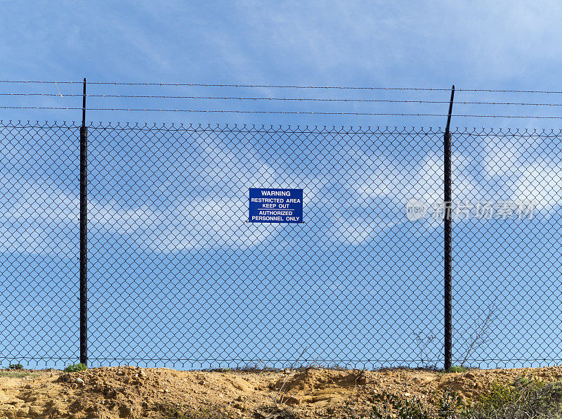 铁丝网栅栏上的警告标志