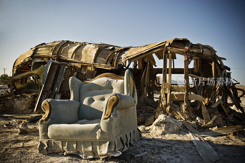 废弃的家和椅子