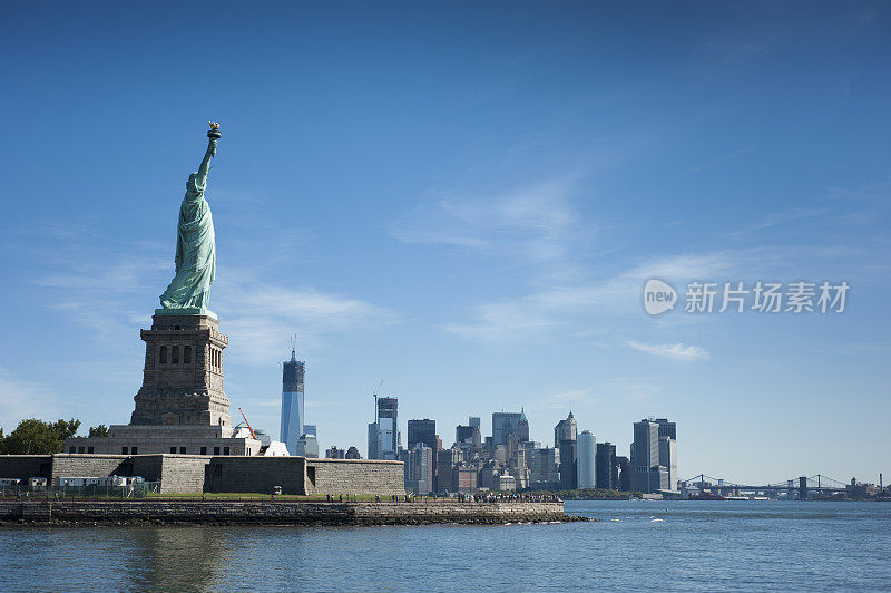 俯瞰纽约和布鲁克林大桥的自由女神像