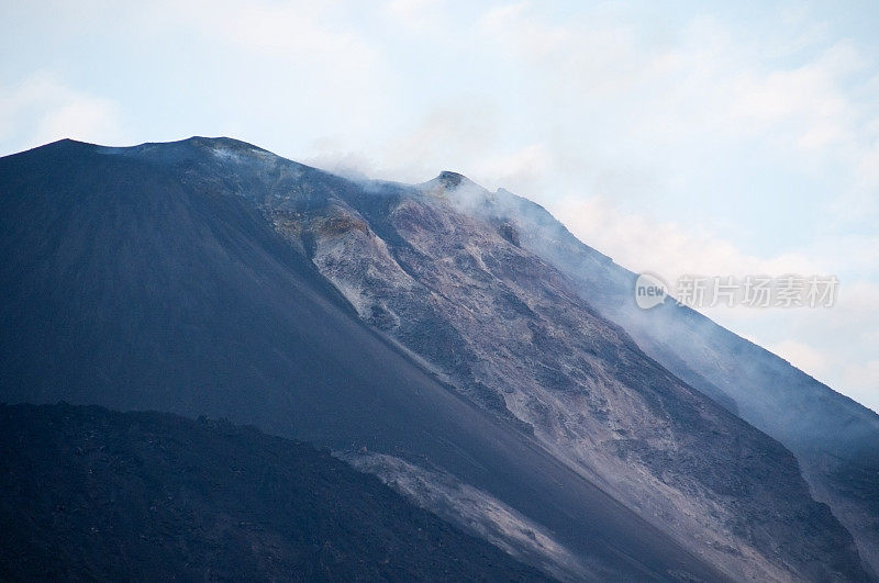 喷发的火山