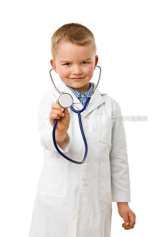 小男孩像医生一样穿着围裙