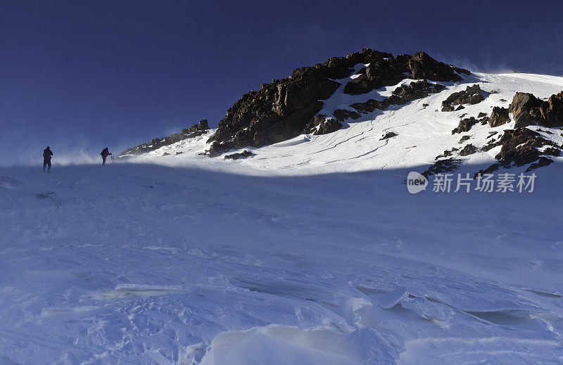 登山者在摩洛哥阿特拉斯高雪峰上攀登