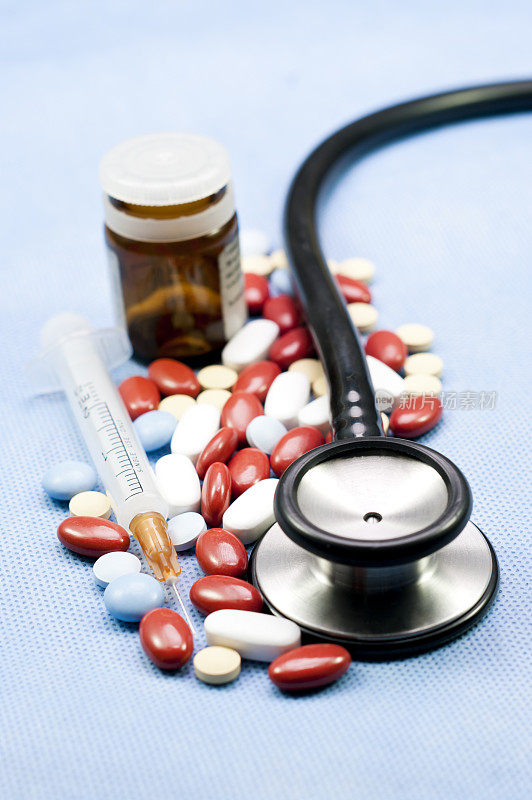 药物-药丸，听诊器和注射器