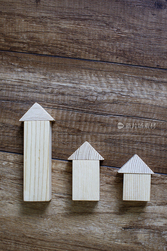 木制的玩具房子按大小排列成一排