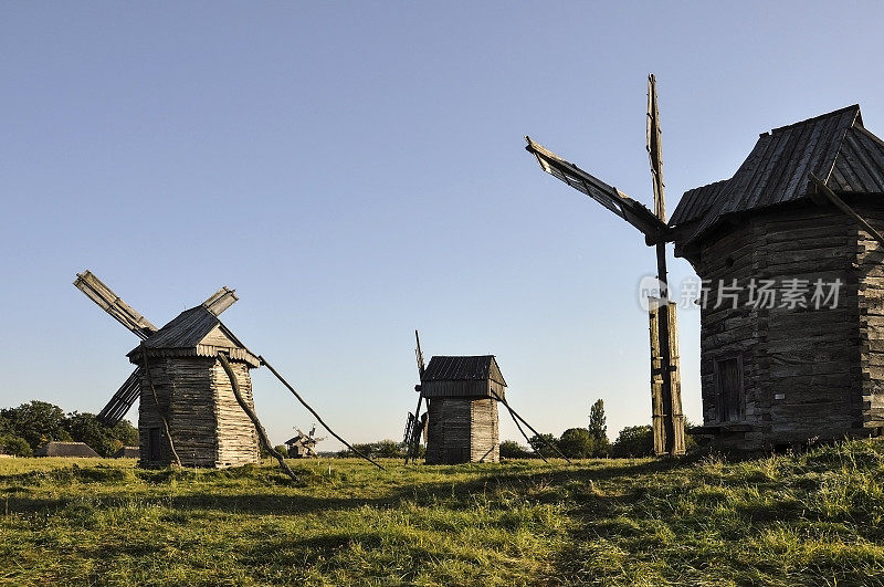 历史。古老的风车就像在古老的童话里的绿草地上