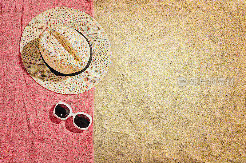 沙滩上的顶视图毛巾。背景与复制空间