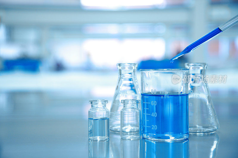 蓝色滴入玻璃烧杯与烧瓶及科学实验室